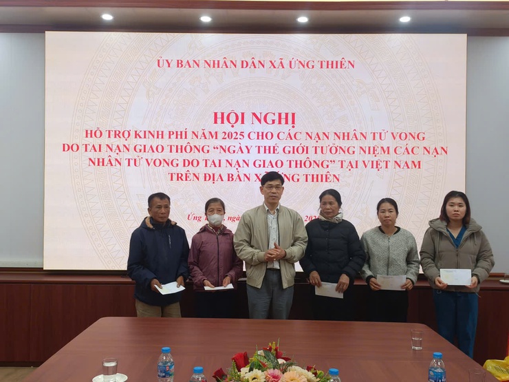 XÃ ỨNG THIÊN TỔ CHỨC HỘI NGHỊ TRAO KINH PHÍ HỖ TRỢ NHÀ Ở CHO NGƯỜI CÓ CÔNG VÀ TRAO HỖ TRỢ NẠN NHÂN TAI NẠN GIAO THÔNG- Ảnh 3.