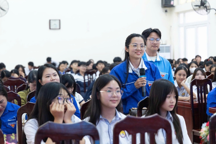 Tuyên truyền pháp luật về trật tự, an toàn giao thông cho đoàn viên, thanh niên và học sinh xã Ứng Thiên.- Ảnh 3.