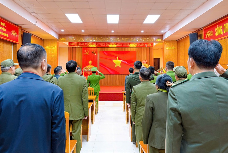 Công an phường Thanh Liệt vinh dự nhận Cờ đơn vị dẫn đầu phong trào thi đua “Vì an ninh Tổ quốc” năm 2025- Ảnh 2.