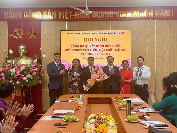 Hội nghị công bố quyết định hợp nhất Hội Người cao tuổi, Hội Chữ thập đỏ phường Phúc Lợi- Ảnh 1.