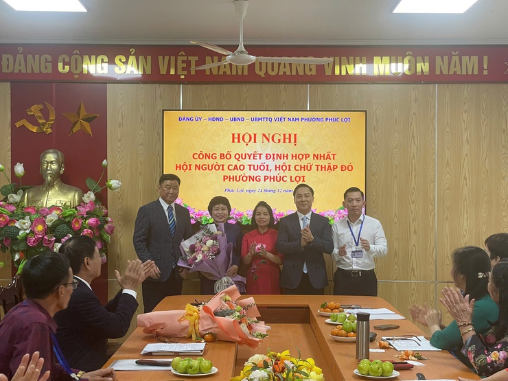 Hội nghị công bố quyết định hợp nhất Hội Người cao tuổi, Hội Chữ thập đỏ phường Phúc Lợi- Ảnh 2.