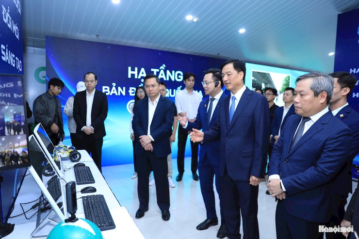 Bí thư Thành ủy Nguyễn Duy Ngọc tham quan triển lãm Mạng lưới đổi mới sáng tạo Hà Nội- Ảnh 2.