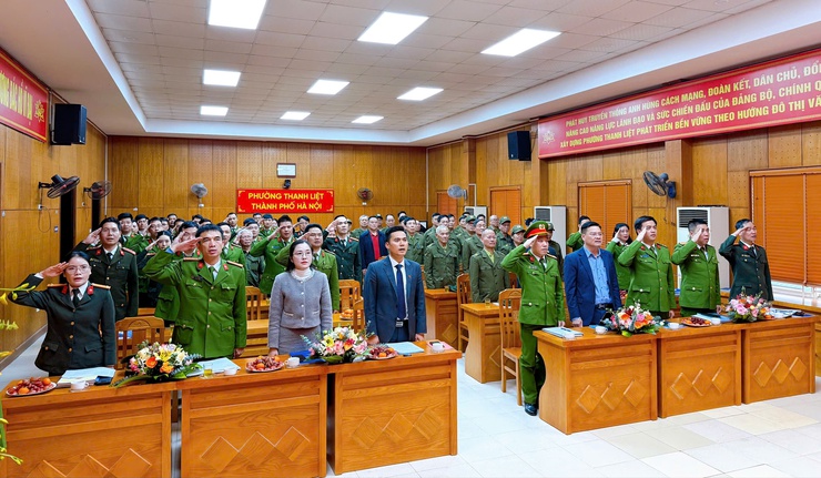 Công an phường Thanh Liệt vinh dự nhận Cờ đơn vị dẫn đầu phong trào thi đua “Vì an ninh Tổ quốc” năm 2025- Ảnh 1.