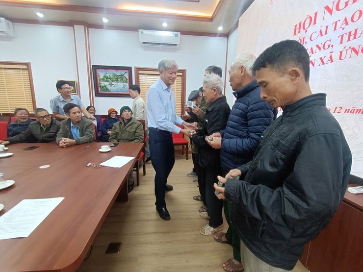 XÃ ỨNG THIÊN TỔ CHỨC HỘI NGHỊ TRAO KINH PHÍ HỖ TRỢ NHÀ Ở CHO NGƯỜI CÓ CÔNG VÀ TRAO HỖ TRỢ NẠN NHÂN TAI NẠN GIAO THÔNG- Ảnh 4.