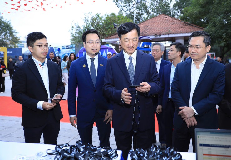 Bí thư Thành ủy Nguyễn Duy Ngọc tham quan triển lãm Mạng lưới đổi mới sáng tạo Hà Nội- Ảnh 8.