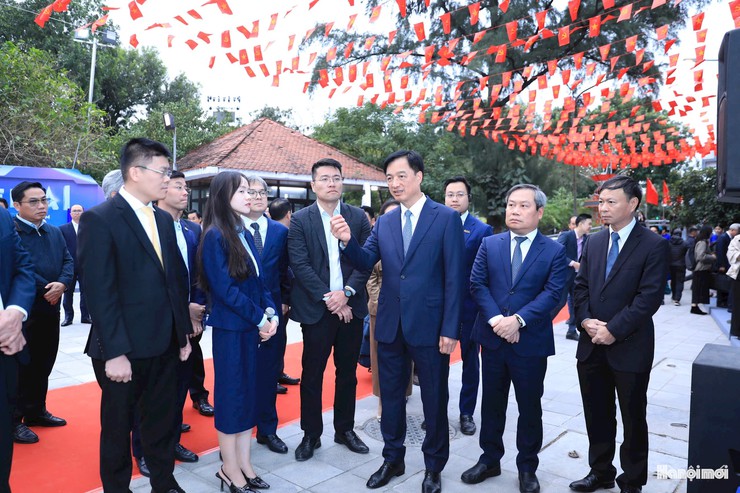 Bí thư Thành ủy Nguyễn Duy Ngọc tham quan triển lãm Mạng lưới đổi mới sáng tạo Hà Nội- Ảnh 7.