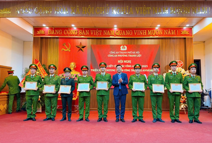 Công an phường Thanh Liệt vinh dự nhận Cờ đơn vị dẫn đầu phong trào thi đua “Vì an ninh Tổ quốc” năm 2025- Ảnh 9.
