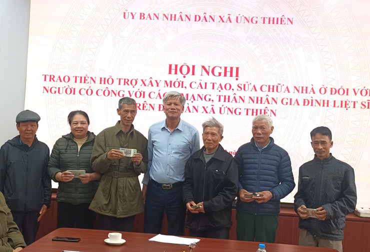 XÃ ỨNG THIÊN TỔ CHỨC HỘI NGHỊ TRAO KINH PHÍ HỖ TRỢ NHÀ Ở CHO NGƯỜI CÓ CÔNG VÀ TRAO HỖ TRỢ NẠN NHÂN TAI NẠN GIAO THÔNG- Ảnh 2.