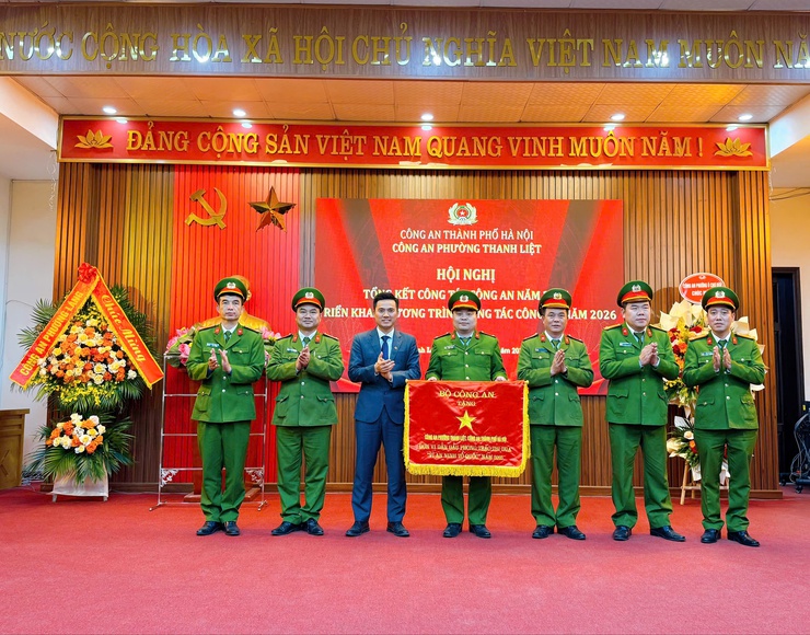 Công an phường Thanh Liệt vinh dự nhận Cờ đơn vị dẫn đầu phong trào thi đua “Vì an ninh Tổ quốc” năm 2025- Ảnh 4.