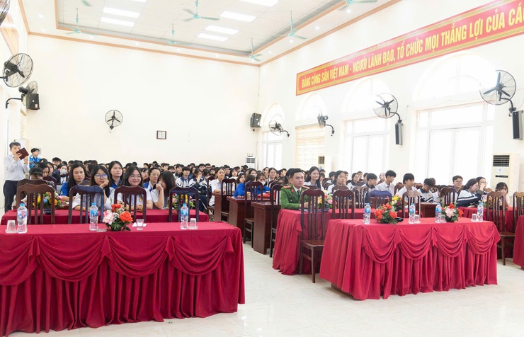 Tuyên truyền pháp luật về trật tự, an toàn giao thông cho đoàn viên, thanh niên và học sinh xã Ứng Thiên.- Ảnh 1.