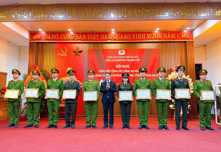 Công an phường Thanh Liệt vinh dự nhận Cờ đơn vị dẫn đầu phong trào thi đua “Vì an ninh Tổ quốc” năm 2025- Ảnh 7.