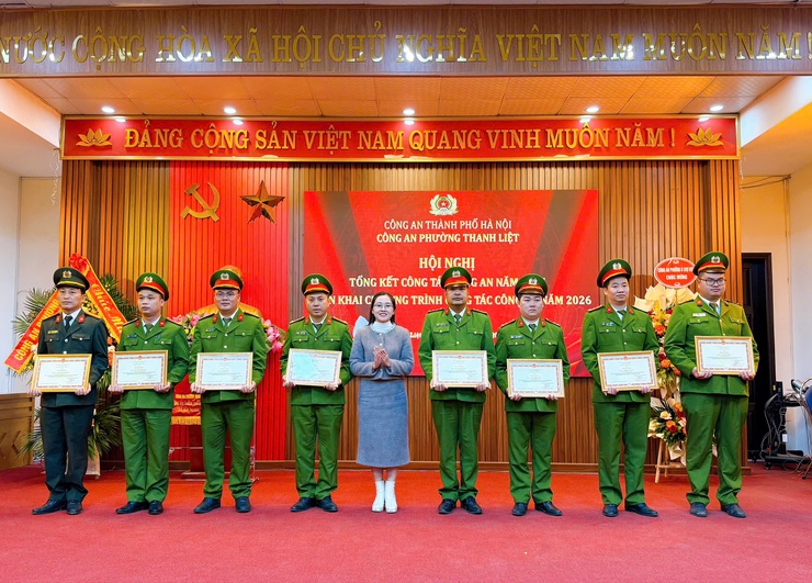 Công an phường Thanh Liệt vinh dự nhận Cờ đơn vị dẫn đầu phong trào thi đua “Vì an ninh Tổ quốc” năm 2025- Ảnh 8.