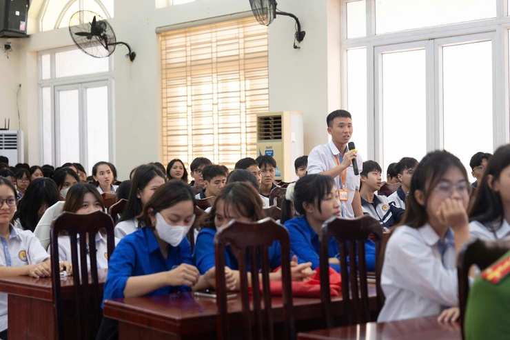 Tuyên truyền pháp luật về trật tự, an toàn giao thông cho đoàn viên, thanh niên và học sinh xã Ứng Thiên.- Ảnh 5.