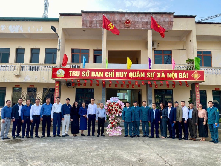 Lãnh đạo xã Nội Bài thăm và chúc mừng các đơn vị quân đội nhân kỷ niệm 81 năm Ngày thành lập Quân đội nhân dân Việt Nam- Ảnh 1.