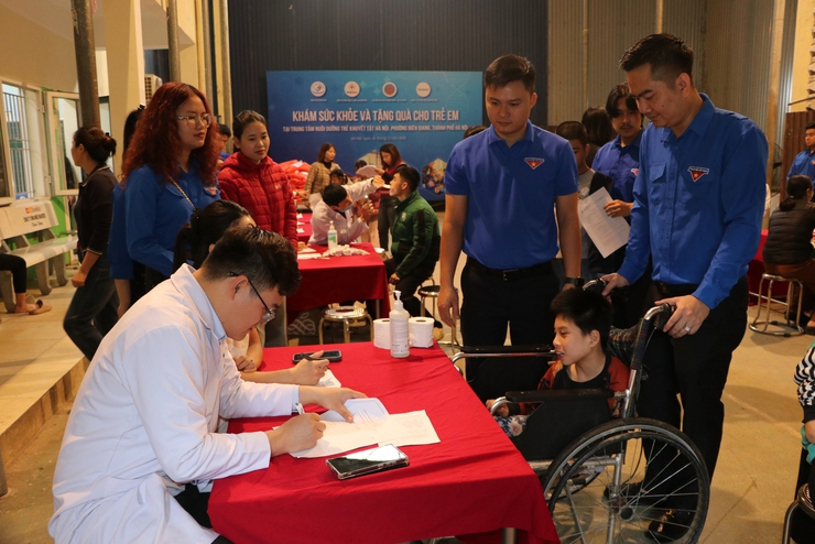 Khám sức khoẻ và tặng quà cho trẻ khuyết tật- Ảnh 1.