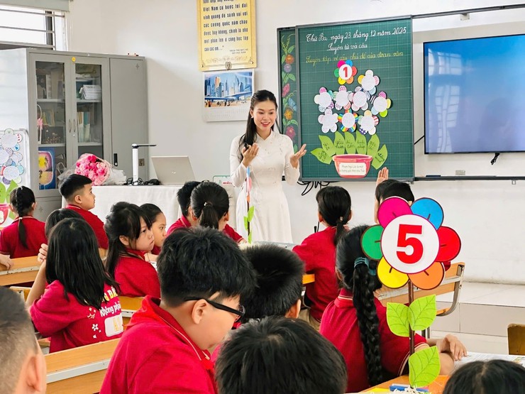 HÀNH TRÌNH KHÁM PHÁ NGÔN TỪ VÀ KHÁT VỌNG TỎA SÁNG CỦA NHỮNG “BÔNG HOA ĐẤT”
TRONG TIẾT DẠY CỦA CÔ GIÁO CAO THỊ NGỌC MAI
- Ảnh 1.