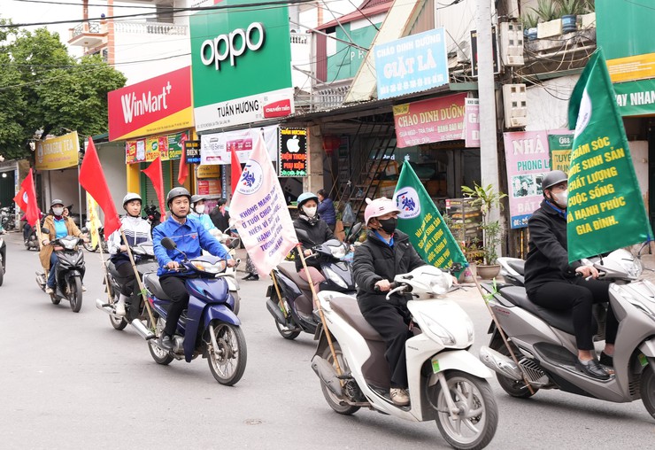 Xã Bát Tràng truyền thông lưu động hưởng ứng Tháng hành động Quốc gia về dân số và Ngày dân số Việt Nam 26/12- Ảnh 3.