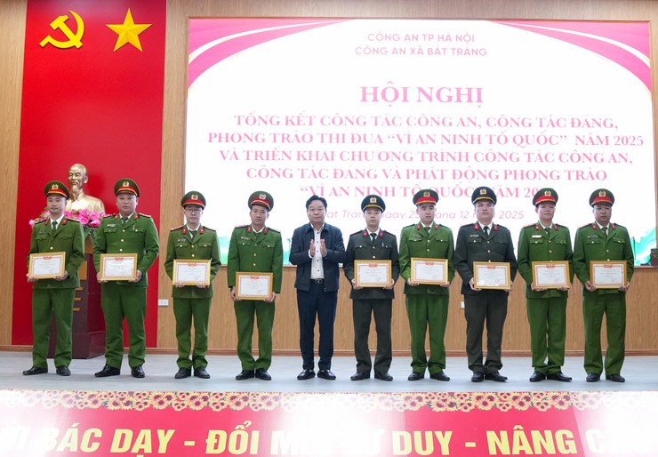 Công an xã Bát Tràng tổng kết công tác năm 2025, triển khai nhiệm vụ và phát động phong trào thi đua "Vì an ninh Tổ quốc" năm 2026- Ảnh 5.
