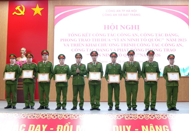 Công an xã Bát Tràng tổng kết công tác năm 2025, triển khai nhiệm vụ và phát động phong trào thi đua "Vì an ninh Tổ quốc" năm 2026- Ảnh 6.
