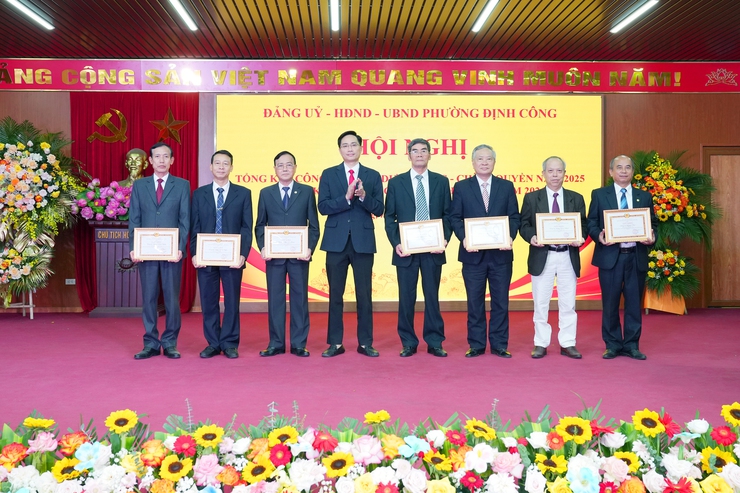 PHƯỜNG ĐỊNH CÔNG TỔ CHỨC HỘI NGHỊ TỔNG KẾT CÔNG TÁC XÂY DỰNG ĐẢNG, CHÍNH QUYỀN NĂM 2025- Ảnh 9.