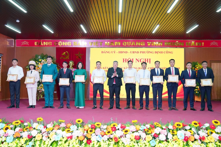 PHƯỜNG ĐỊNH CÔNG TỔ CHỨC HỘI NGHỊ TỔNG KẾT CÔNG TÁC XÂY DỰNG ĐẢNG, CHÍNH QUYỀN NĂM 2025- Ảnh 10.