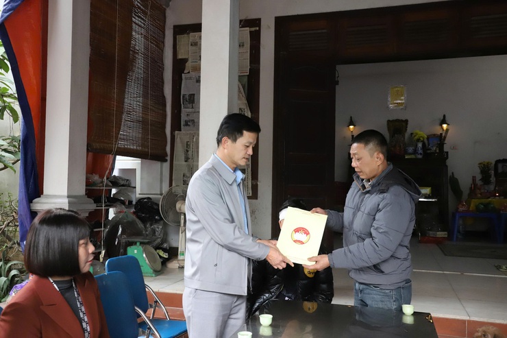 Công đoàn xã Hồng Vân trao kinh phí hỗ trợ cho trẻ mồ côi- Ảnh 1.