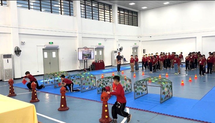 CÙNG CHIẾN SĨ NHÍ 5A9 “ VƯỢT HÀO TIẾP SỨC”
QUA TIẾT DẠY LỒNG GHÉP GIÁO DỤC AN NINH QUỐC PHÒNG CỦA THẦY GIÁO NGUYỄN THƯỢNG HẢI – TRƯỜNG TH GIÁP BÁT 
- Ảnh 1.