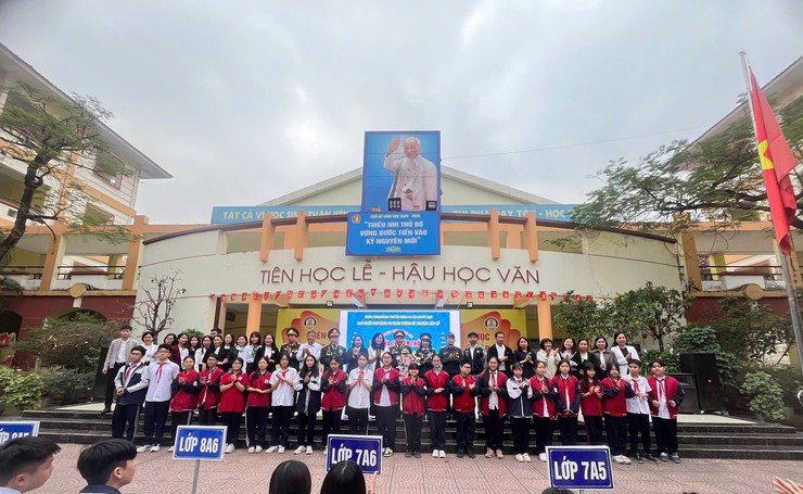 “KỂ CHUYỆN LỊCH SỬ – GIAO LƯU ÂM NHẠC”
GIÁO DỤC TRUYỀN THỐNG LÒNG YÊU NƯỚC, NIỀM TỰ HÀO DÂN TỘC NHÂN NGÀY 22/12 CỦA TRƯỜNG THCS ĐỀN LỪ
- Ảnh 1.