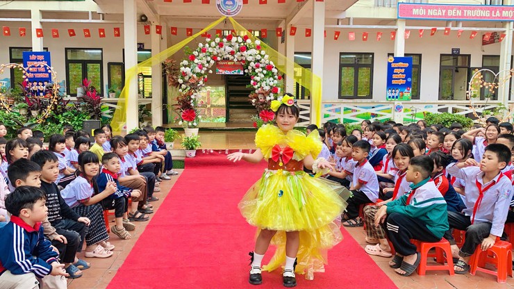 Chương trình biểu diễn thời trang tái chế của học sinh lớp 3G Trường Tiểu học Sen Phương- Ảnh 2.