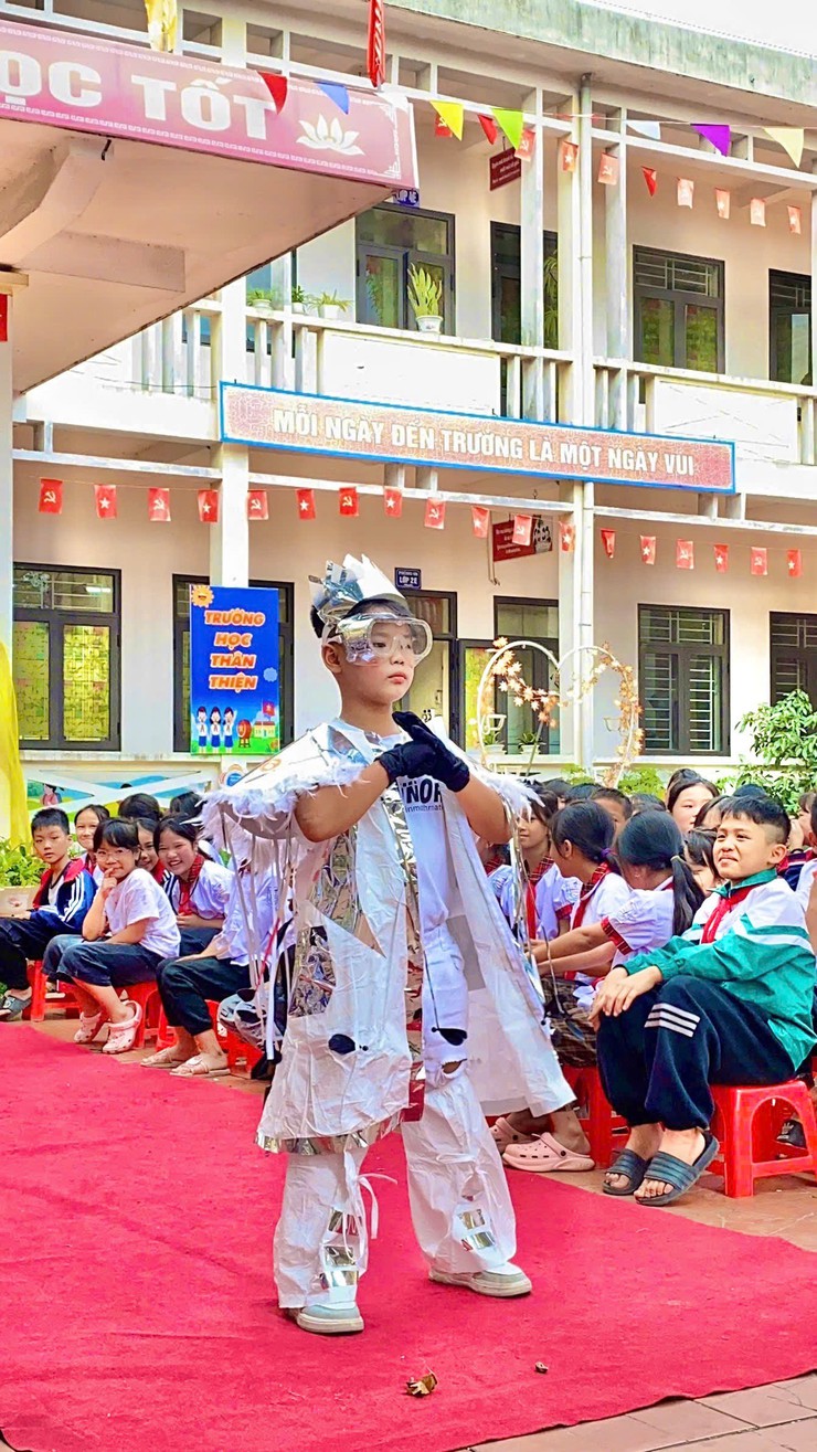 Chương trình biểu diễn thời trang tái chế của học sinh lớp 3G Trường Tiểu học Sen Phương- Ảnh 3.