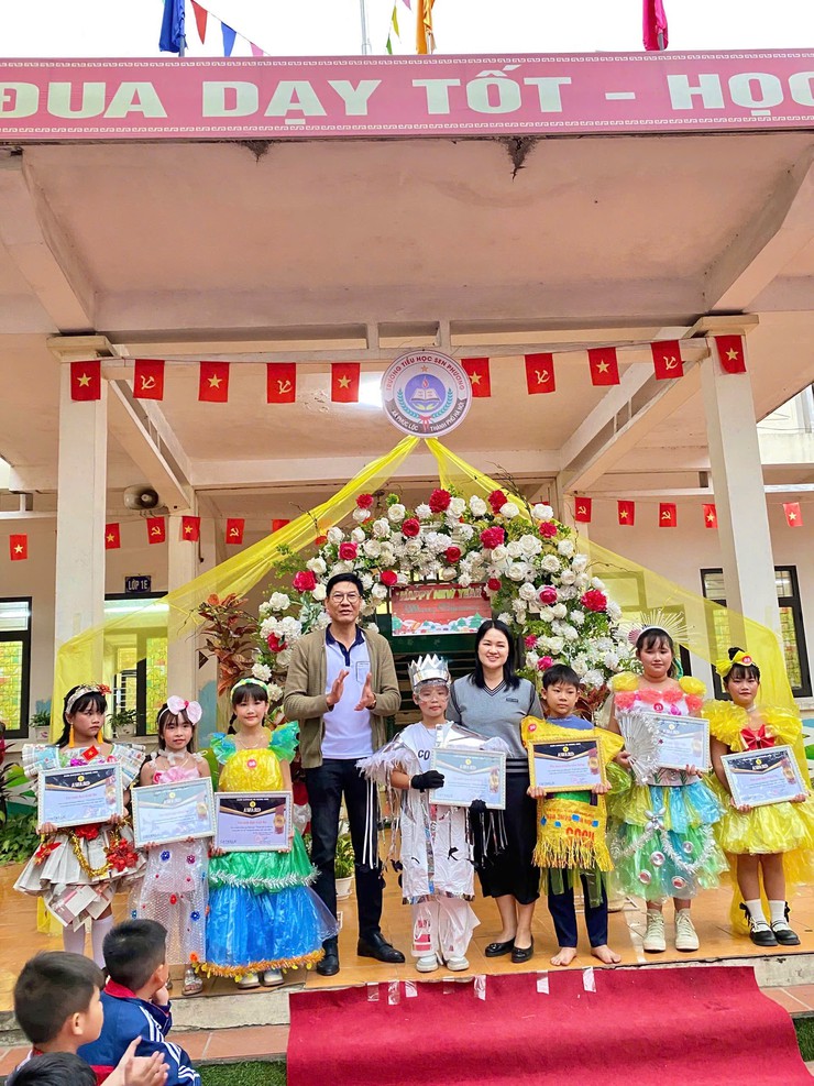 Chương trình biểu diễn thời trang tái chế của học sinh lớp 3G Trường Tiểu học Sen Phương- Ảnh 4.