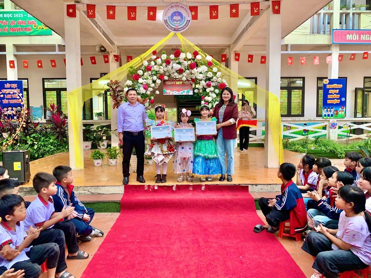 Chương trình biểu diễn thời trang tái chế của học sinh lớp 3G Trường Tiểu học Sen Phương- Ảnh 5.