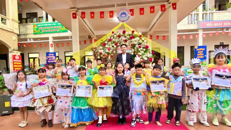 Chương trình biểu diễn thời trang tái chế của học sinh lớp 3G Trường Tiểu học Sen Phương- Ảnh 1.