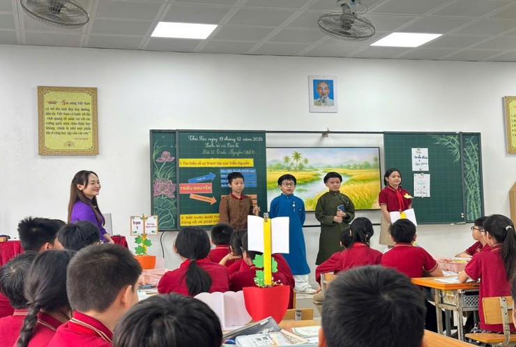 CÔ GIÁO NGÔ PHƯƠNG MY - TRƯỜNG TIỂU HỌC GIÁP BÁT VẬN DỤNG KĨ THUẬT DẠY HỌC THEO TRẠM 
TRONG DẠY HỌC LỊCH SỬ LỚP 5 TẠI HỘI THI GIÁO VIÊN DẠY GIỎI PHƯỜNG TƯƠNG MAI, NĂM HỌC 2025-2026
- Ảnh 1.