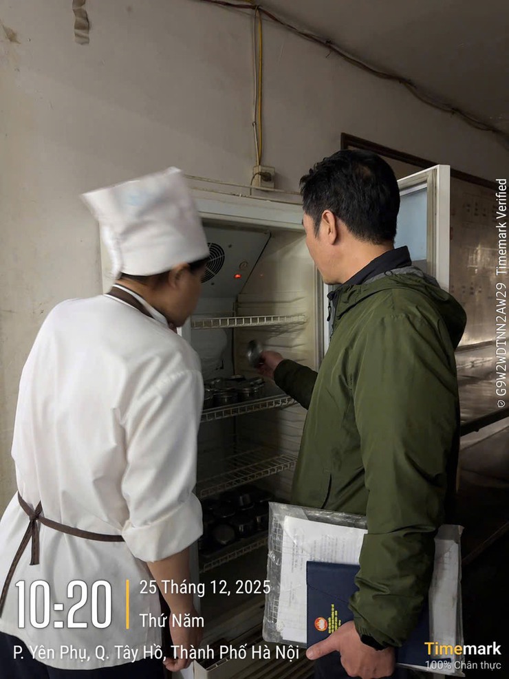 Phường Tây Hồ triển khai nhiệm vụ kép đảm bảo công tác y tế phục vụ Đại hội Thi đua yêu nước toàn quốc lần thứ XI và ra quân tuyên truyền, kiểm tra ATTP- Ảnh 2.