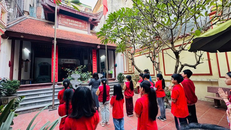 Trường Tiểu học Hoàng Văn Thụ trang trọng tổ chức
 lễ dâng hương, viếng đài tưởng niệm liệt sĩ nhân kỉ niệm 81 năm Ngày thành lập Quân đội Nhân dân Việt Nam.
- Ảnh 1.