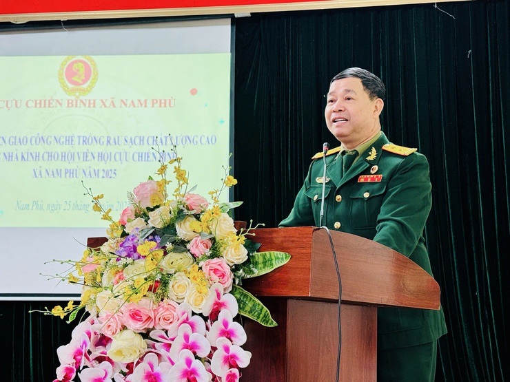 Hội CCB xã Nam Phù chuyển giao công nghệ trồng rau sạch trong nhà kính: Mở hướng làm kinh tế bền vững cho hội viên- Ảnh 2.