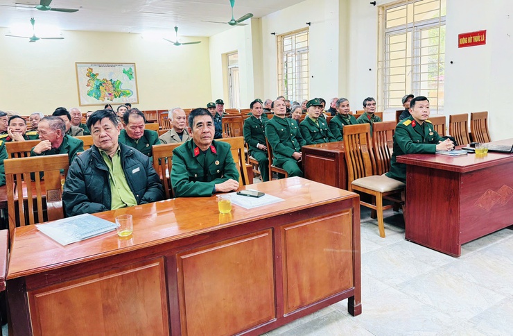 Hội CCB xã Nam Phù chuyển giao công nghệ trồng rau sạch trong nhà kính: Mở hướng làm kinh tế bền vững cho hội viên- Ảnh 4.