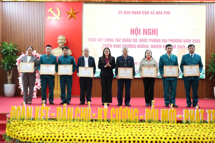 UBND xã Hòa Phú tổng kết công tác quân sự địa phương năm 2025- Ảnh 4.