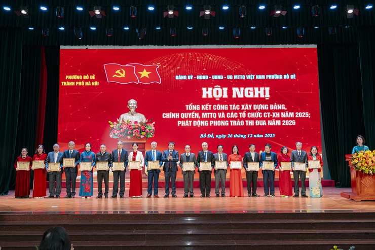 Phường Bồ Đề tổ chức Hội nghị tổng kết công tác xây dựng Đảng, chính quyền, MTTQ và các tổ chức chính trị - xã hội năm 2025; phát động phong trào thi đua phấn đấu hoàn thành xuất sắc nhiệm vụ năm 2026- Ảnh 13.