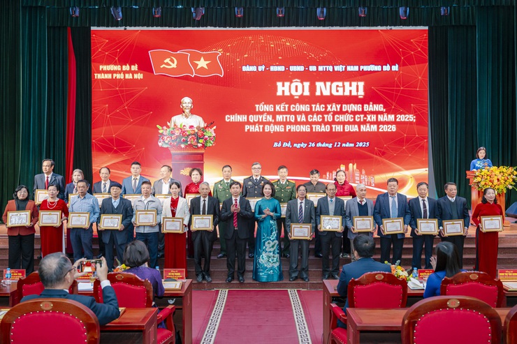 Phường Bồ Đề tổ chức Hội nghị tổng kết công tác xây dựng Đảng, chính quyền, MTTQ và các tổ chức chính trị - xã hội năm 2025; phát động phong trào thi đua phấn đấu hoàn thành xuất sắc nhiệm vụ năm 2026- Ảnh 15.