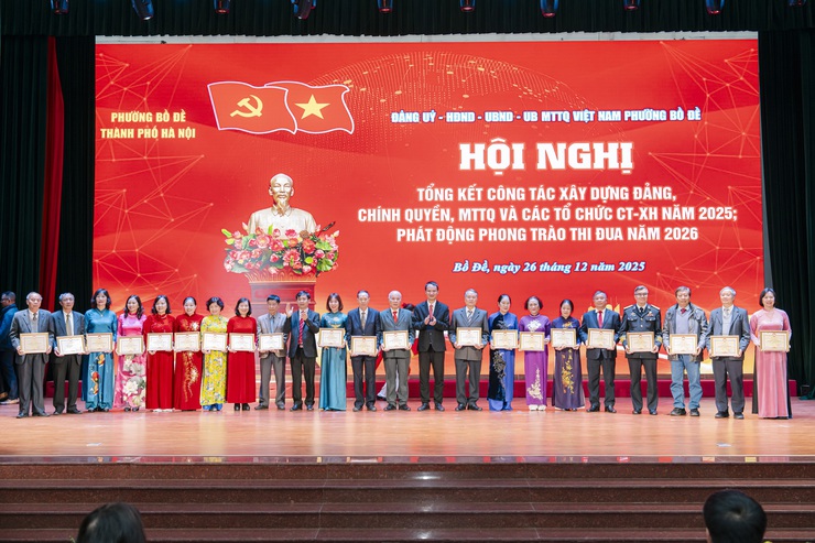 Phường Bồ Đề tổ chức Hội nghị tổng kết công tác xây dựng Đảng, chính quyền, MTTQ và các tổ chức chính trị - xã hội năm 2025; phát động phong trào thi đua phấn đấu hoàn thành xuất sắc nhiệm vụ năm 2026- Ảnh 18.