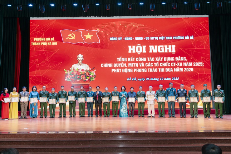 Phường Bồ Đề tổ chức Hội nghị tổng kết công tác xây dựng Đảng, chính quyền, MTTQ và các tổ chức chính trị - xã hội năm 2025; phát động phong trào thi đua phấn đấu hoàn thành xuất sắc nhiệm vụ năm 2026- Ảnh 21.