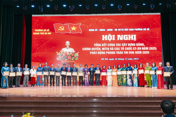 Phường Bồ Đề tổ chức Hội nghị tổng kết công tác xây dựng Đảng, chính quyền, MTTQ và các tổ chức chính trị - xã hội năm 2025; phát động phong trào thi đua phấn đấu hoàn thành xuất sắc nhiệm vụ năm 2026- Ảnh 6.