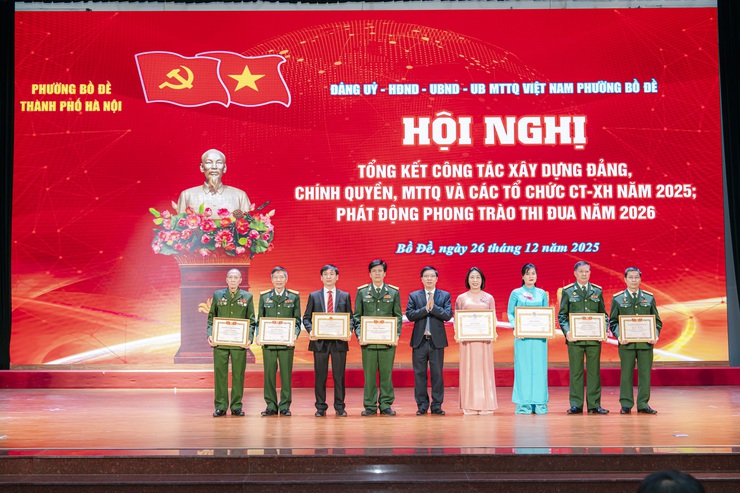 Phường Bồ Đề tổ chức Hội nghị tổng kết công tác xây dựng Đảng, chính quyền, MTTQ và các tổ chức chính trị - xã hội năm 2025; phát động phong trào thi đua phấn đấu hoàn thành xuất sắc nhiệm vụ năm 2026- Ảnh 7.