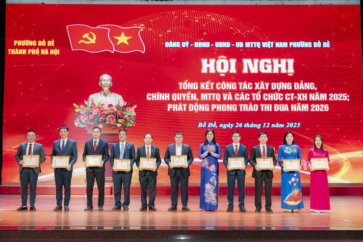 Phường Bồ Đề tổ chức Hội nghị tổng kết công tác xây dựng Đảng, chính quyền, MTTQ và các tổ chức chính trị - xã hội năm 2025; phát động phong trào thi đua phấn đấu hoàn thành xuất sắc nhiệm vụ năm 2026- Ảnh 8.