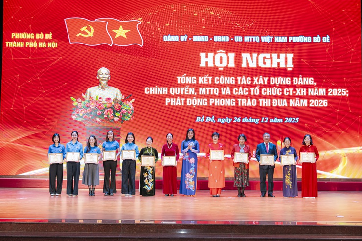 Phường Bồ Đề tổ chức Hội nghị tổng kết công tác xây dựng Đảng, chính quyền, MTTQ và các tổ chức chính trị - xã hội năm 2025; phát động phong trào thi đua phấn đấu hoàn thành xuất sắc nhiệm vụ năm 2026- Ảnh 9.