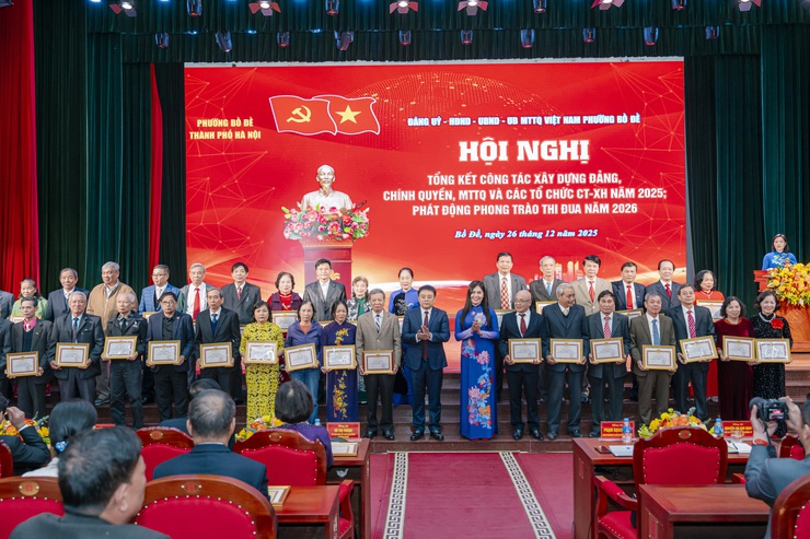 Phường Bồ Đề tổ chức Hội nghị tổng kết công tác xây dựng Đảng, chính quyền, MTTQ và các tổ chức chính trị - xã hội năm 2025; phát động phong trào thi đua phấn đấu hoàn thành xuất sắc nhiệm vụ năm 2026- Ảnh 11.