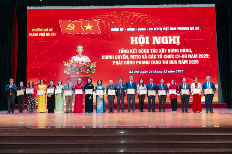 Phường Bồ Đề tổ chức Hội nghị tổng kết công tác xây dựng Đảng, chính quyền, MTTQ và các tổ chức chính trị - xã hội năm 2025; phát động phong trào thi đua phấn đấu hoàn thành xuất sắc nhiệm vụ năm 2026- Ảnh 12.