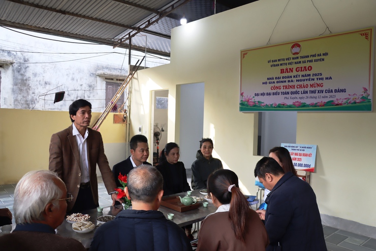 Đồng chí Bí thư Đảng uỷ xã Phú Xuyên trao nhà Đại đoàn kết cho 4 hộ gia đình khó khăn và hộ cận nghèo- Ảnh 1.